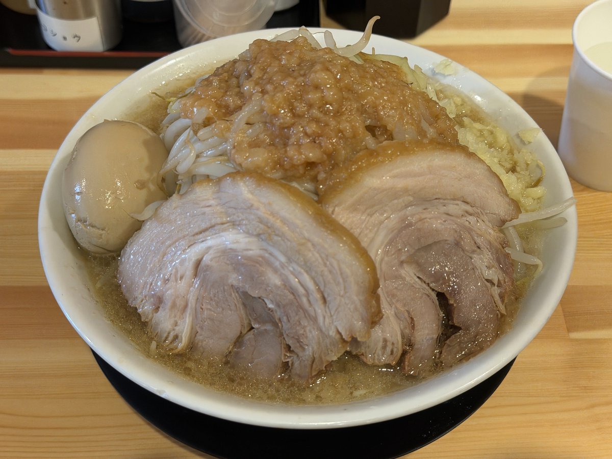 ponkotsuKT's tweet photo. ジャンクマン 三宮本店
特製倍盛 全マシ(生姜)
丁度良い機会だ！クラファンのリターン活用させて頂きました🙇
この乱切りの様な麺はあまり他では出会わない、食べ応えの良さがありまして✌️
微乳化ずんとくるスープ、シャキッと食べ応え良い野菜はうまかった！もっと野菜食べたい次は🤯ご馳走様でした🙏 https://t.co/pkjMRDjVR1