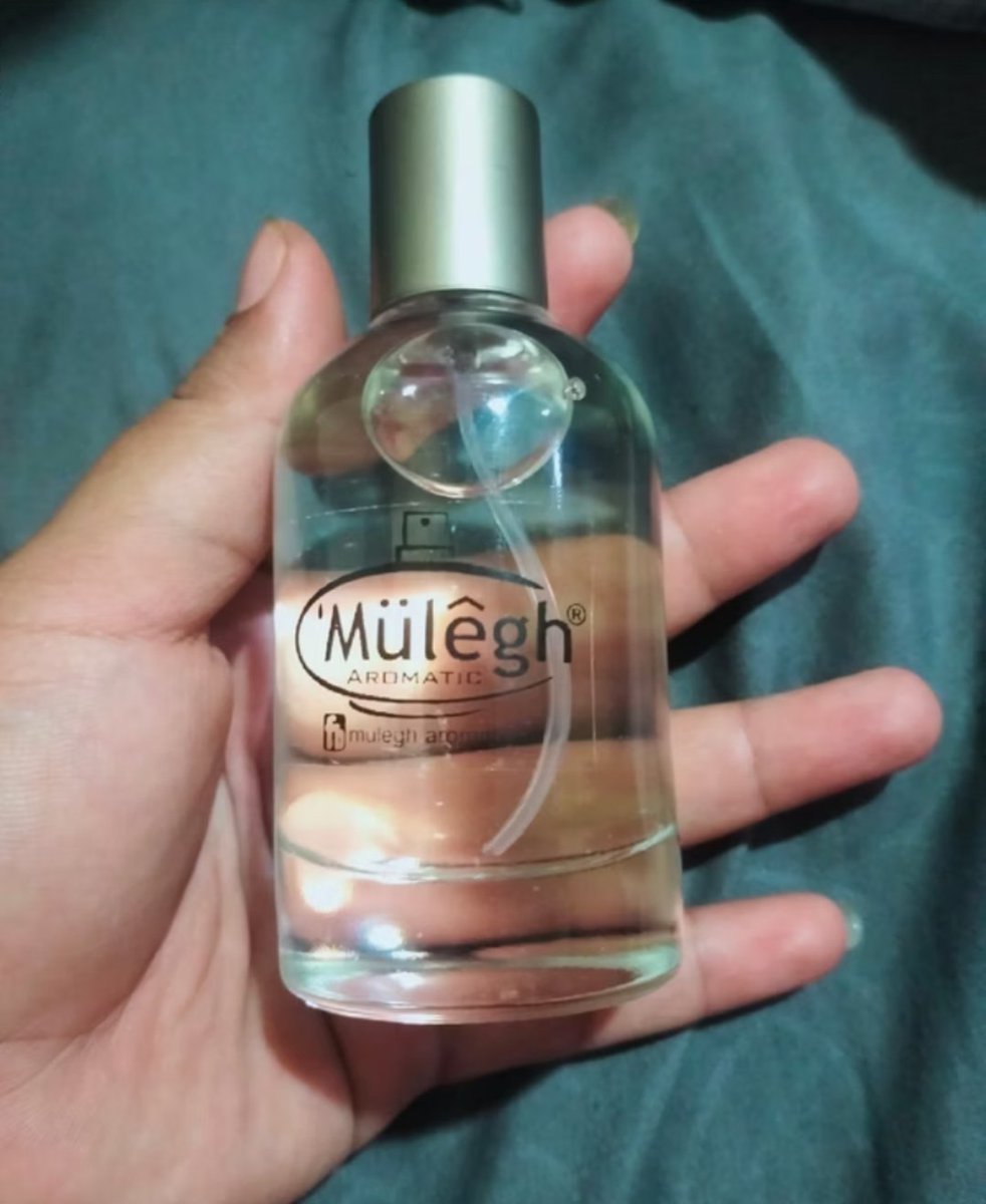 Ngab_Garr's tweet photo. Aku mau rekomendasi parfum buat kalian yang cari parfum wangi dan bener-bener awet. Beberapa semprot aja udah tahan sampe seharian meskipun di outdoor. 

Buat cewe, aku rekomendasiin kode PRS atau SDL.  Cowo bisa pake CRZ atau CRE. 

🔗: https://t.co/H43igcJrwq https://t.co/TpJizkmP5s