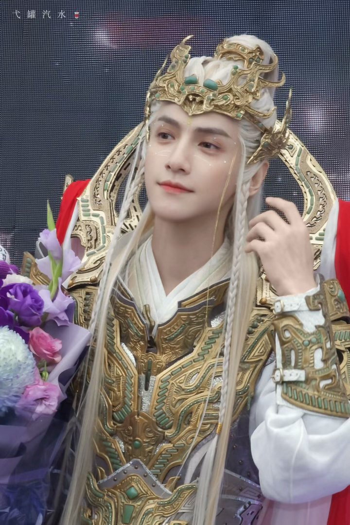 kngyunxiyiran's tweet photo. #LuoYunxi’s #ShuiLongYin / #WhispersOfFate has entered Mango TV’s overall Top 10 ranking, with only two dramas making the list. The only costume drama! 👏

#罗云熙 #หลัวหยุนซี #라운희 #水龙吟 https://t.co/VoWvuLCD58