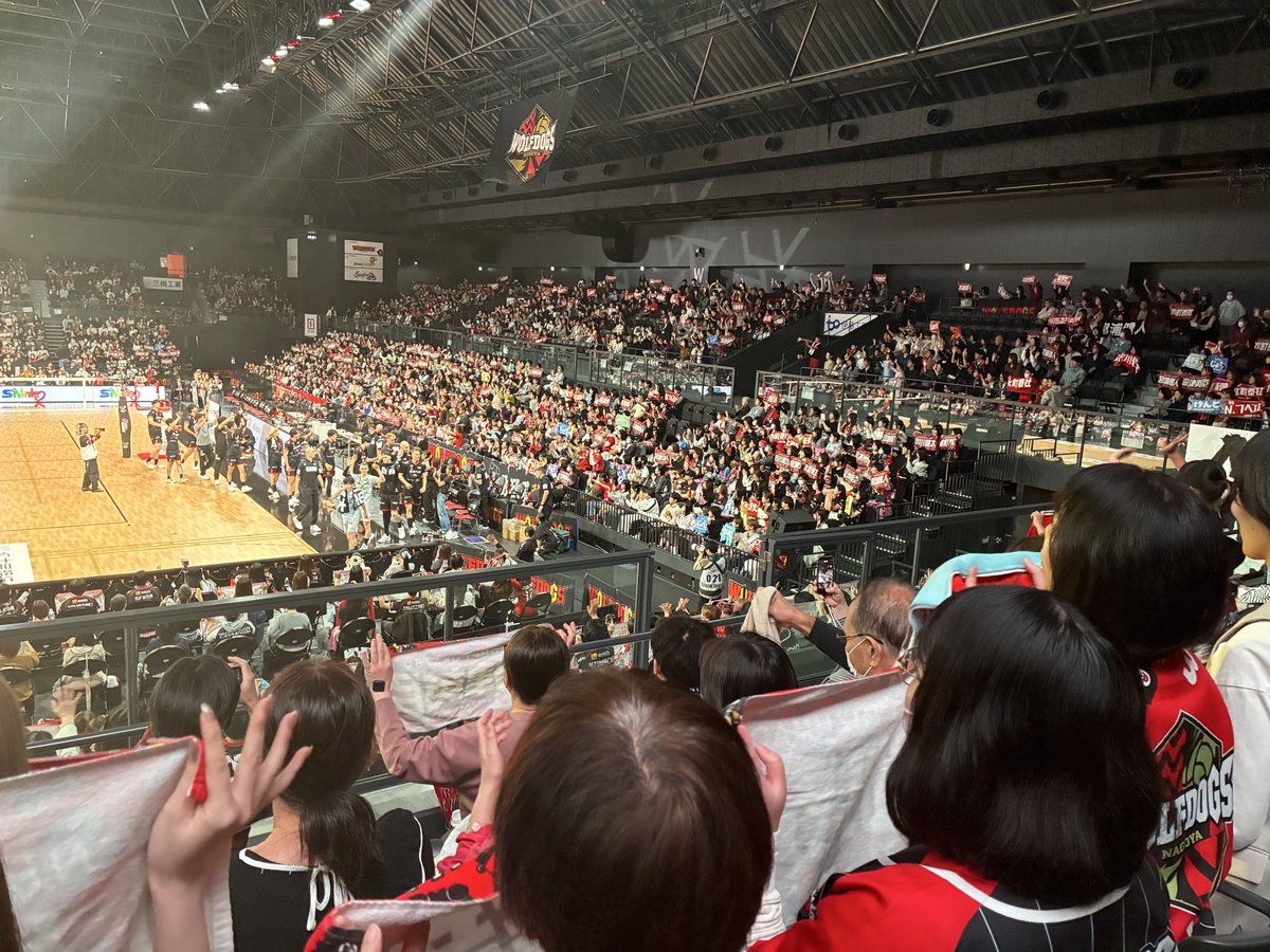 yasudaryohei424's tweet photo. プロ野球、Jリーグ、Bリーグ、SVリーグ。 4大プロスポーツで今、最もチケットが取れないチーム... 
エントリオでのウルフドッグス名古屋。 
チケットは早々に完売！
着券率は驚異の98%！ これぞ本当の満員！

満ちあふれる多幸感も半端なく、選手冥利に尽きる空間です。

ぜひ一度体感すべし会場 https://t.co/IPj5LSoMQx