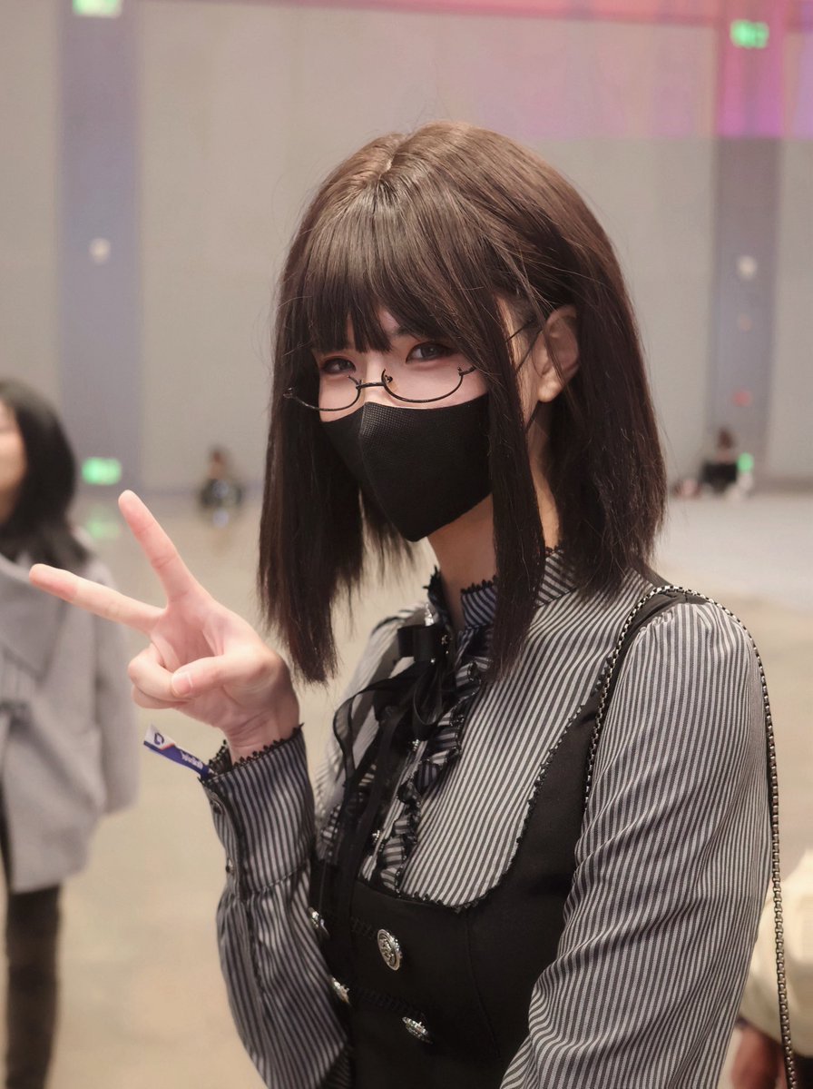 maruko00o's tweet photo. 2026北京核聚变排队一整天没玩上什么游戏尽显驼背疲态但坚持比耶.jpg https://t.co/F60exu141Z
