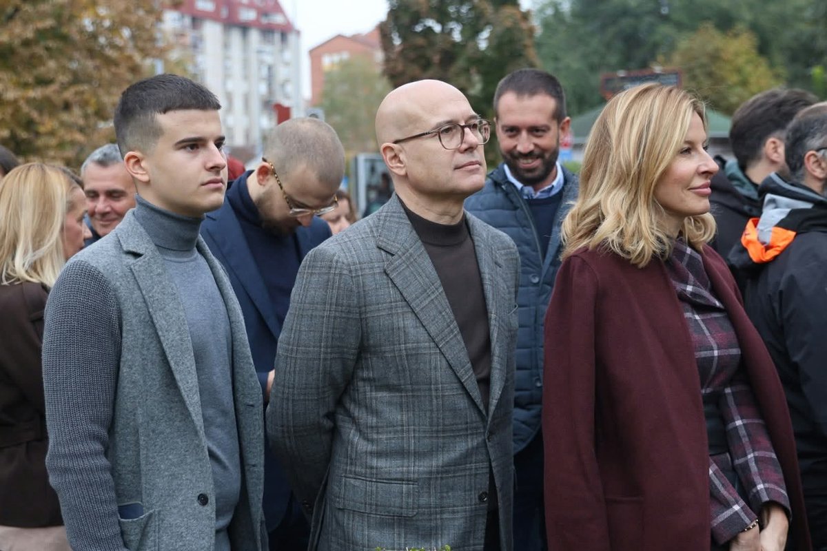 milos_vucevic's tweet photo. Јутрос сам са синовима и супругом гласао у МЗ “Народни хероји” у Новом Саду. https://t.co/9rkjuHrgYz