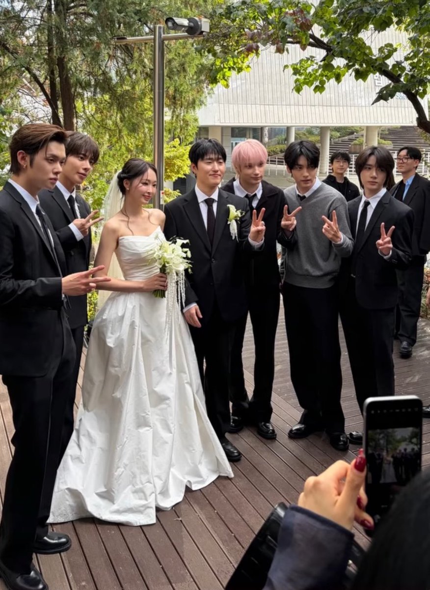 L0VELYBEOMIE's tweet photo. tubatu attended producer maiz’s wedding today and taehyun even sang for the newlyweds! 🥹🤍 https://t.co/xV1aaEQ0hQ