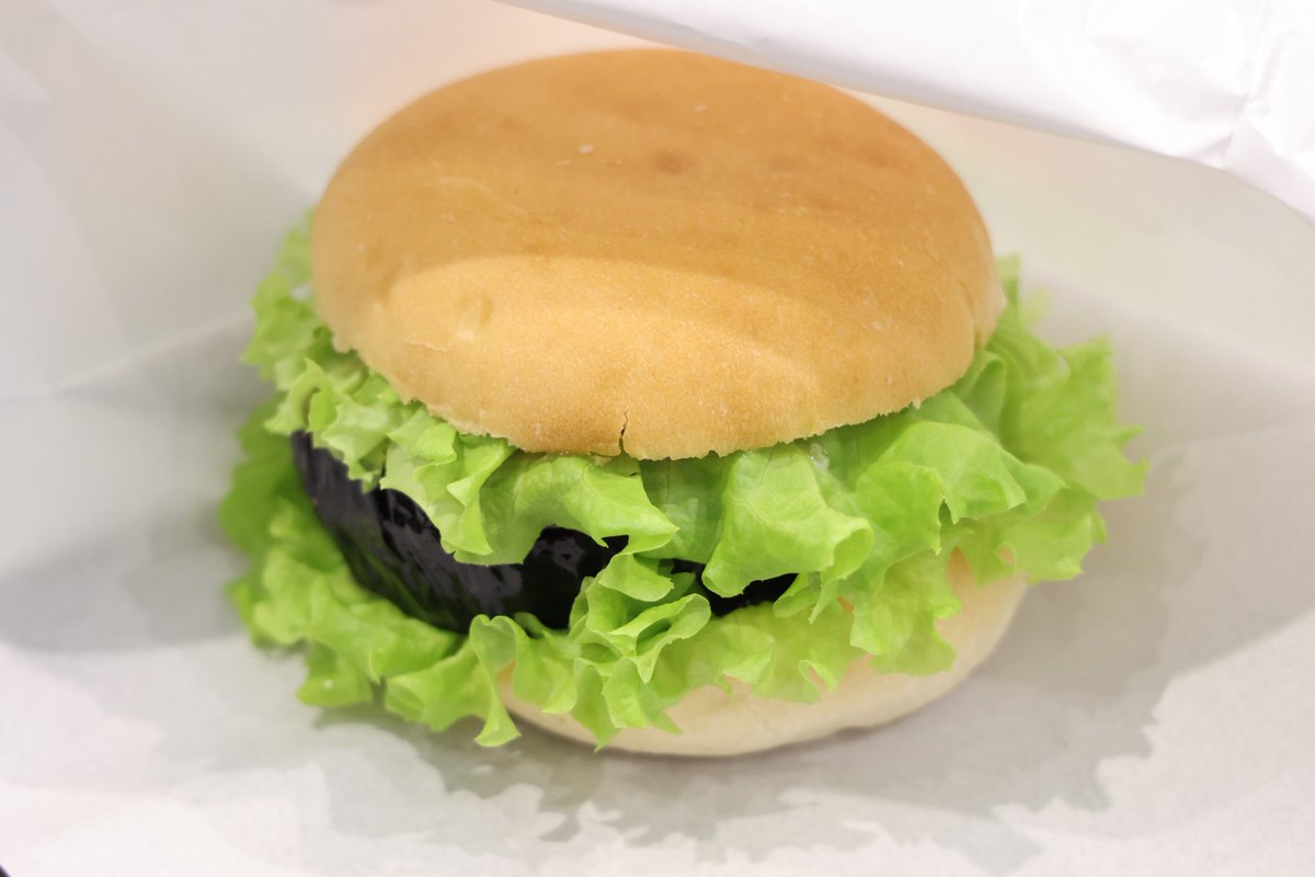 poptrip's tweet photo. 本日のランチは道の駅西山公園で吉川ナスバーガー（吉川ナスバーガーはそぼろ味噌が一番うまいと思います）とさばやき（カラメルカスタード）。
ごちそうさまでした。
ちなみに吉川ナスって家では一度も食べたことがありません（笑） https://t.co/HuVV8P0tg2