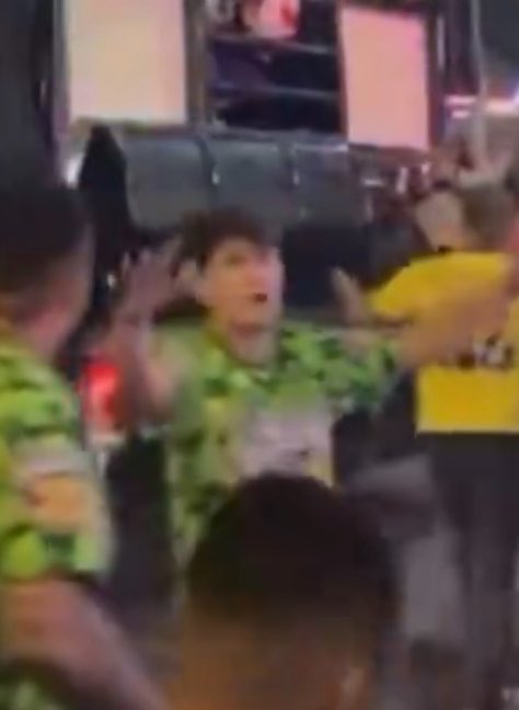 celsohaddad's tweet photo. reparem NESSE cara. ele não aparece jogando pedra, tava parando vendo tudo, usando a mesma camisa que os agressores. de repente ele fica desesperado gritando “parou!!!” quando percebe a merda que aconteceu. 

não seja esse cara. ainda dá tempo de se arrepender ANTES do desastre. https://t.co/3BguIqHP9t