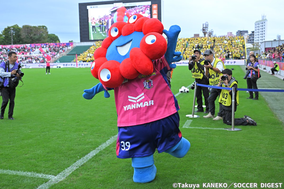 weeklysd's tweet photo. 📸フォトギャラリー📸
C大阪ホームゲームに来場！キックオフセレモニーに登場した「#ミャクミャク」を特集！

👉https://t.co/5xMbT5Bcs5

#サカダイ #サカダイフォト #Jリーグ
#セレッソ大阪 #ジェフユナイテッド千葉 https://t.co/EeUBtQ07Dc