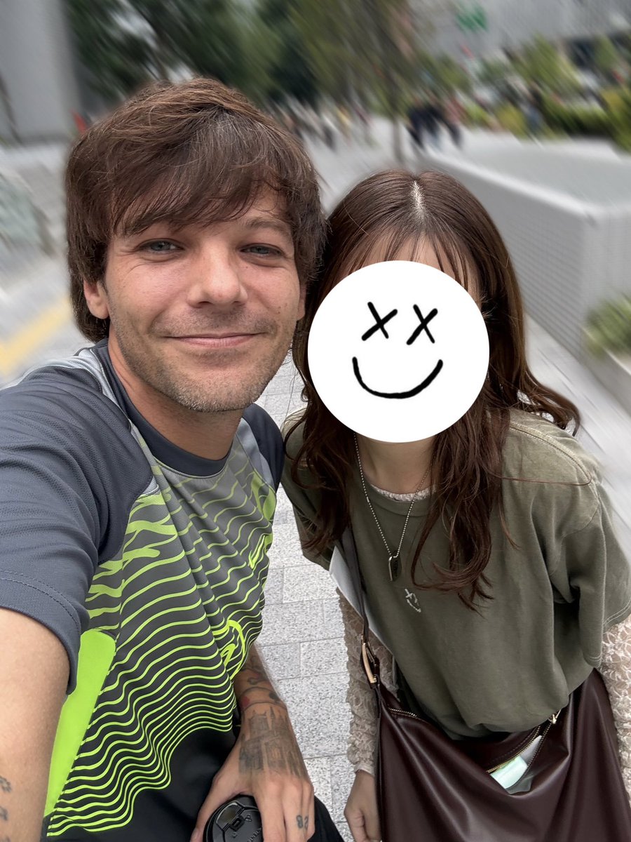 LouisWT91World's tweet photo. 📸| Louis Tomlinson with a fan in Osaka!

via erk_1120 https://t.co/X3o4yUQpCd