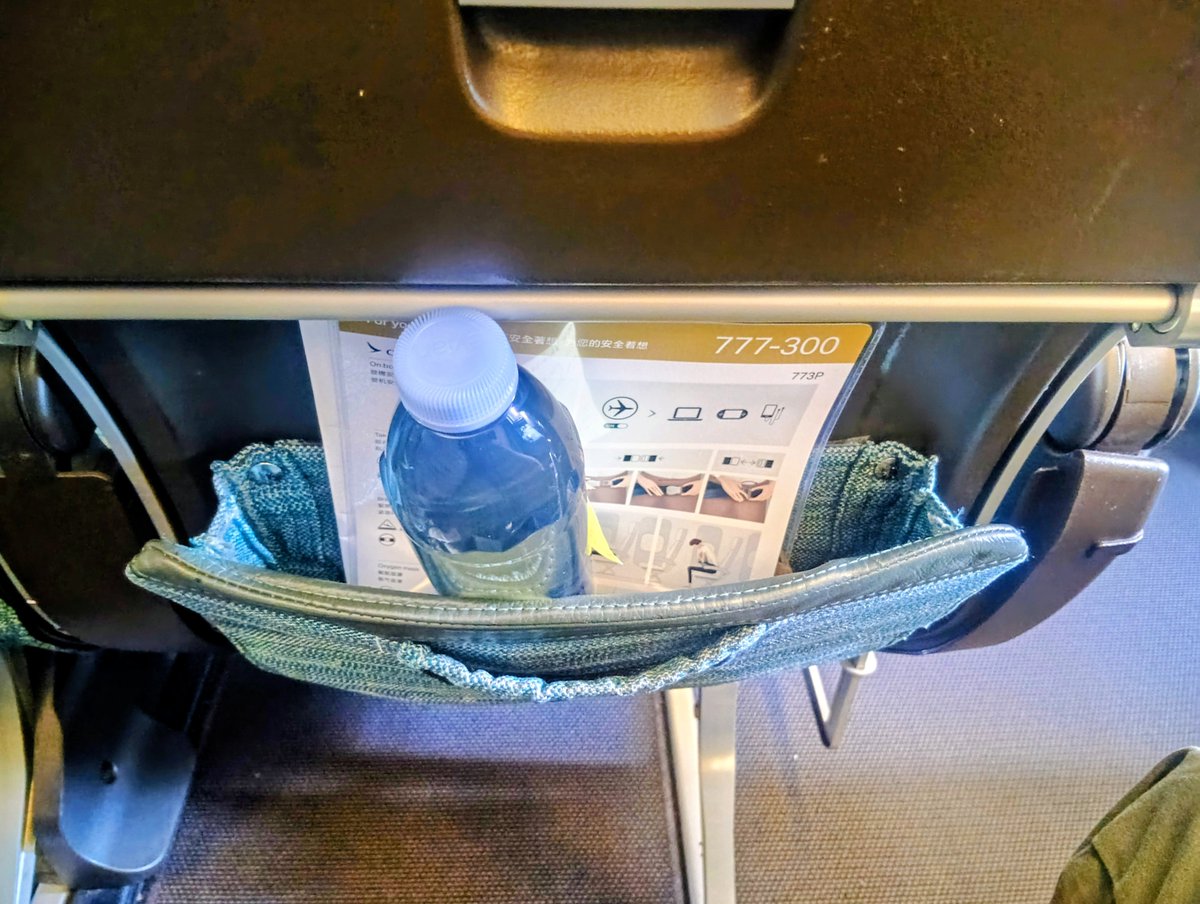 daiukeero's tweet photo. キャセイパシフィック航空 香港ー成田 B777-300 エコノミークラス♪
今回もバルクヘッド席を予約してましたが「隣に人がいるから変えようか？」とのありがたいお言葉を頂きコンパートメント最後列へ👍 https://t.co/nGKcwoFIKe