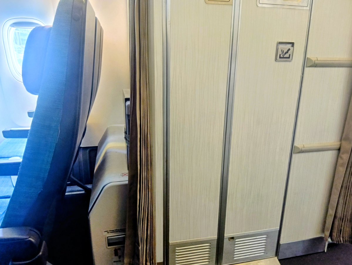 daiukeero's tweet photo. キャセイパシフィック航空 香港ー成田 B777-300 エコノミークラス♪
今回もバルクヘッド席を予約してましたが「隣に人がいるから変えようか？」とのありがたいお言葉を頂きコンパートメント最後列へ👍 https://t.co/nGKcwoFIKe