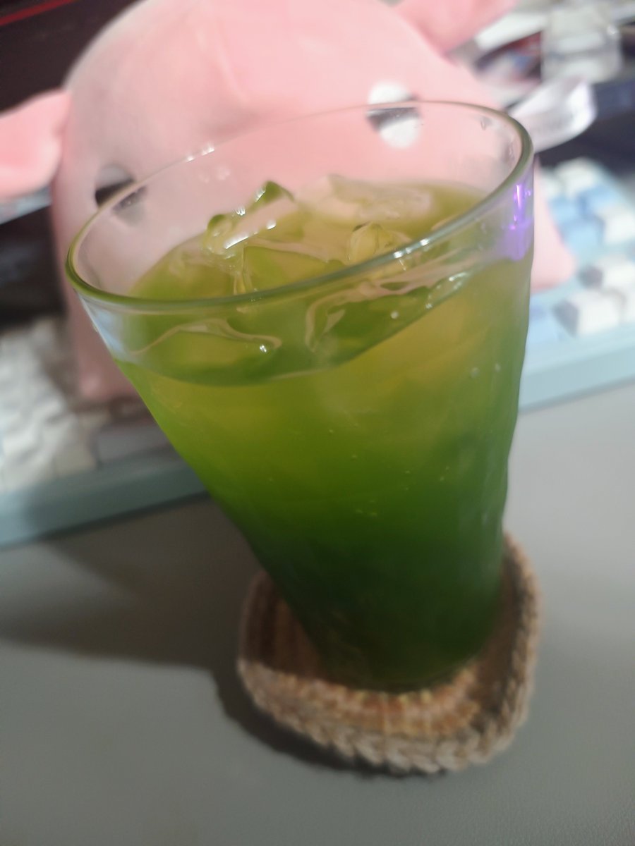 yunagiyuna_ttv's tweet photo. このコラボ販売、今日までだよー！
もし、悩んでいる人がいたら是非買ってくれー！！！

買うものは私じゃなくてもいい！
このお茶、めっちゃ美味しいから絶対飲んでほしい！！

アイスグリーンティーは水でも粉末がすぐ溶けるから作りやすいし、スッキリとしていて飲みやすい🍵

アイスグリーンラテは2層にするのすごく難しいけど、牛乳とよく混ぜるときれいな色になって、お店とかコンビニにある抹茶ラテより断然美味しい！
甘みがあって、なのにあとからお茶の風味が押し寄せてきてすごく美味しい！

私個人的にはラテにするのが好きだけど、これを使ってケーキとか焼いても美味しいだろうなと思ったよ！

喉の調子が悪くて配信でお伝えできないのが悔やまれるけど、ぜひぜひこの美味しさをみんなに共有したいし、語り合いたい！！

少しでも悩んでる方いたら是非お手に取ってほしいです！！

#PR
#推しCafe