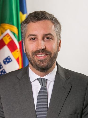 franXtav's tweet photo. Torrou 3 mil milhões na TAP para ninguém reparar que era Ministro da Habitação. https://t.co/nT1mJCzmgE