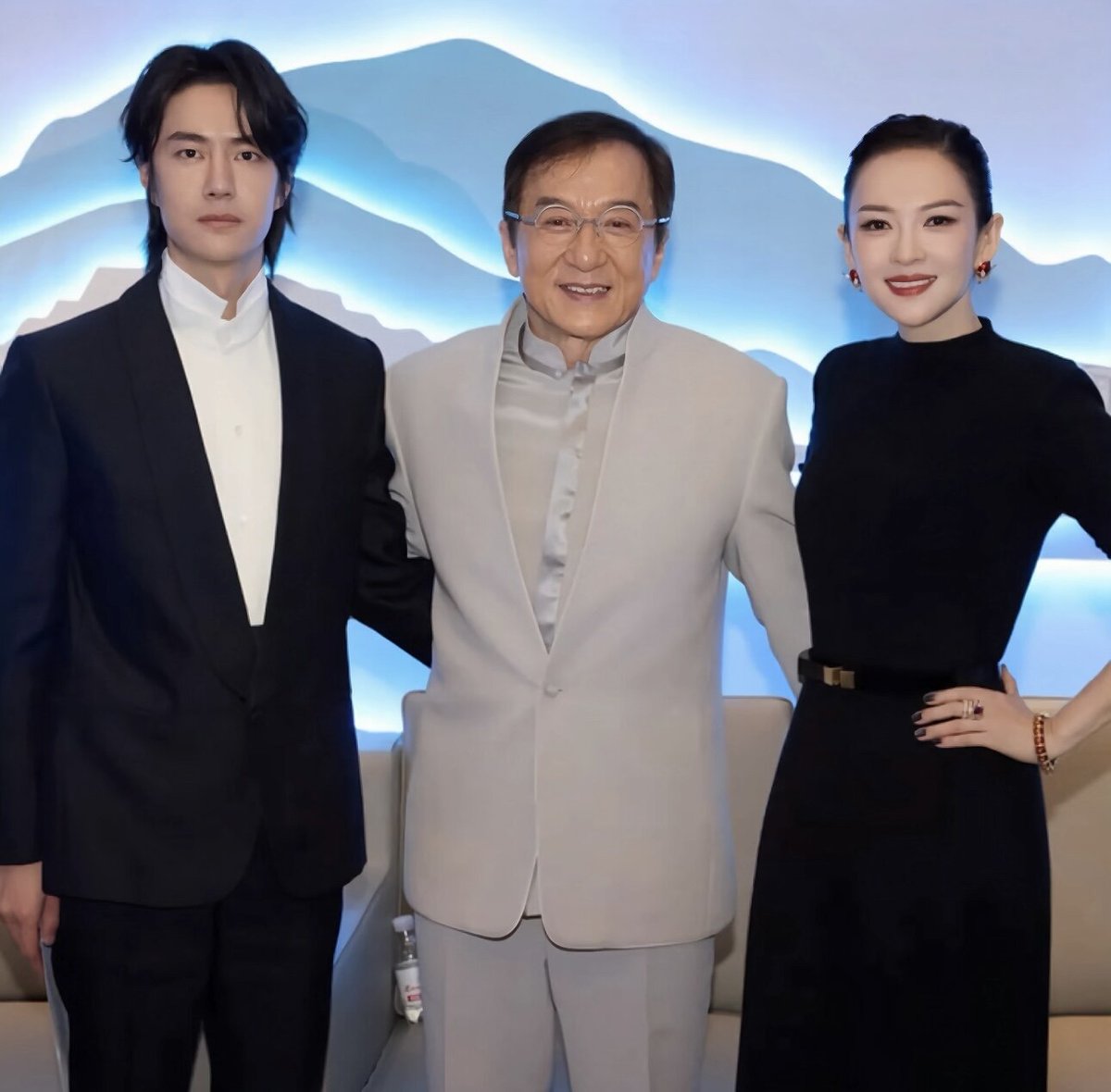 justkayyy38's tweet photo. THIS IS SOO FUNNY so zhang ziyi sent flowers to xiao zhan!

and now there's a hotsearch trending on weibo — "how did xiao zhan and zhang ziyi know each other?" 

but you know who has worked with her multiple times... yep wang yibo 😭😭😭 https://t.co/9rjLMuOirV