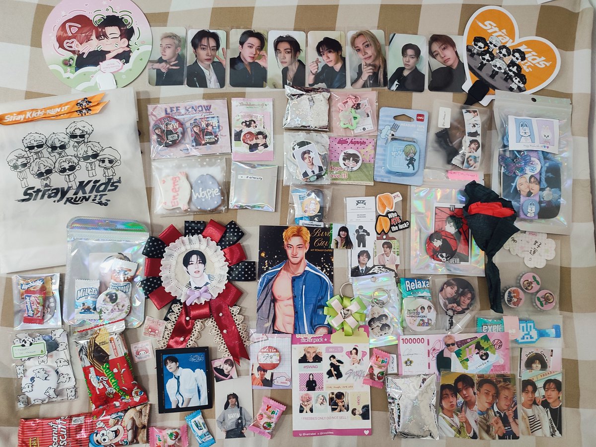 lee_rhinour's tweet photo. Baru bongkaran dan ternyata dapet banyak banget! 😭😍 

Stay, thank u so much buat effort nya nyiapin freebies yg gemas ini (kecuali yg di tengah, no gemas but hot bgt☺️). Makasi juga buat @SKZEE_Ent yg udah bikin event yg seru ini! 

Semoga Jakarta kebagian Run It part 2🤗 https://t.co/Xx2hxXqUB0