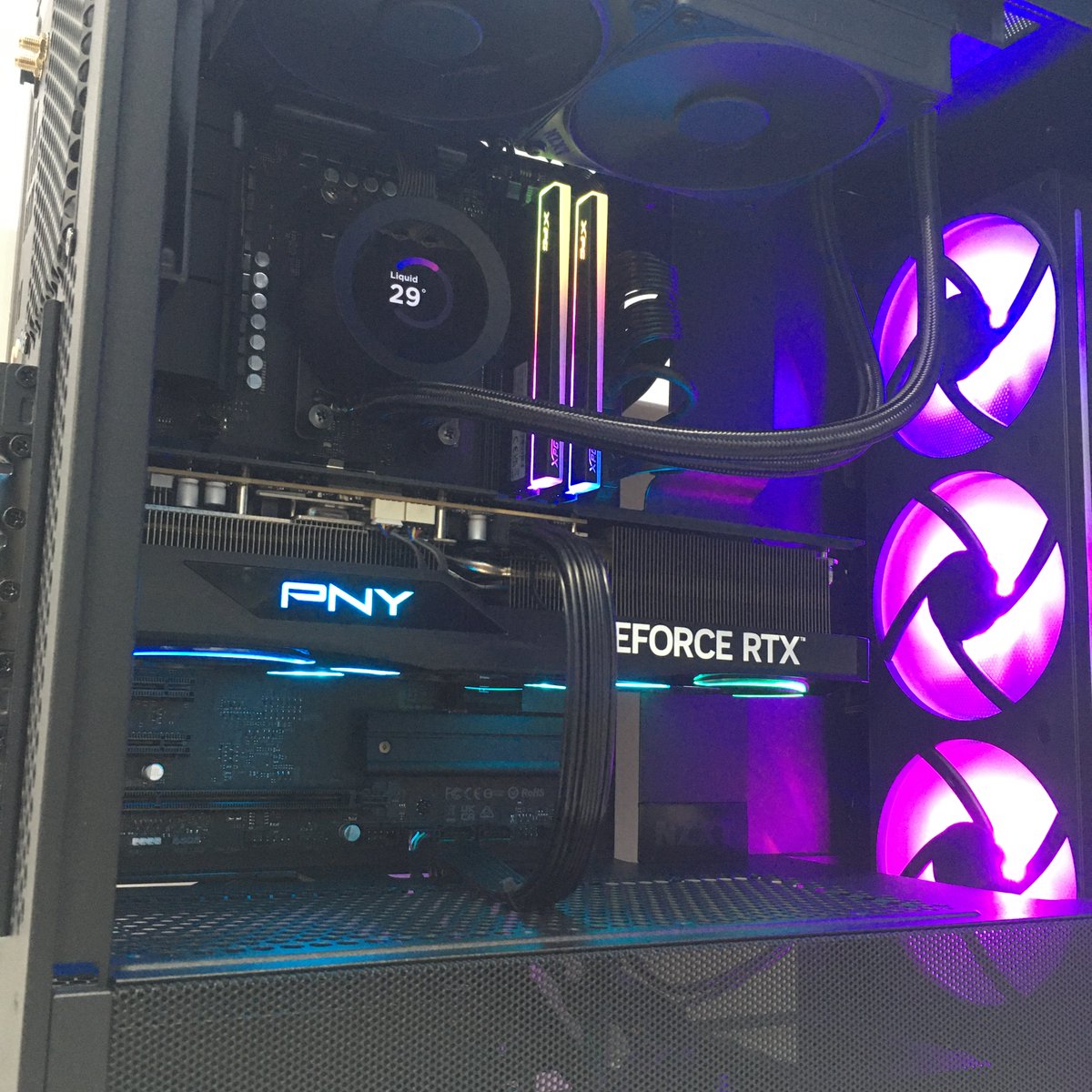 dospara_hakata's tweet photo. 🔧【#ドスパラ博多店 #組立代行】✨
黒統一のゲーム用PCの組立代行をご依頼いただきました！
ケースと水冷に #NZXT を使用！
液晶付きクーラーでカスタマイズ可能です！

CPU #AMD Ryzen7 9800X3D
GPU #PNY RTX5070Ti 16GB
を組み合わせたハイエンドPCに仕上がりました！🤫

#ドスパラスタッフ　#博多 https://t.co/rz7hBapbs3