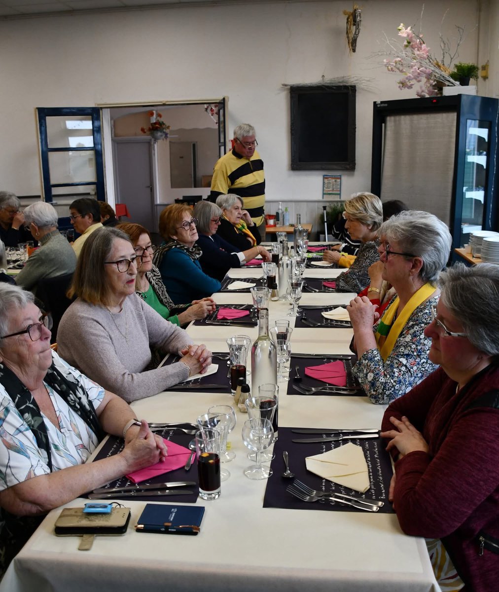886s_mm's tweet photo. Samedi 24 octobre 2026 : traditionnel déjeuner d'automne de nos Dames d'Entraide au Marmiton. 22 d'entre elles ont répondu à l'invitation du Président. https://t.co/OpLifVjdJj