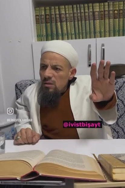 dev_vkk__67's tweet photo. Cüce Şeyh lakabıyla tanınan tarikatçı dinbaz şahıs:

"Geçenlerde Kuran'da Nisa 34 ayetinde geçen 'Kadınlarınız itaat etmezse dövün, yataklarda yalnız bırakın. İtaat ederlerse başka yol aramayın.' ayetini nasıl anlamalıyız? diye soru geldi.

Allah (c.c) dediyse iş bitmiştir kardeşim. Sorgulamak bizim ne haddimize? Haşa ve kella biz Allah'tan daha mı iyi biliyoruz? Allah(c.c) yarattığı canlıyı senden benden daha iyi bilir. Hangi canlının neyden anladığını neyden anlamadığını söylemiş işte.

Bunun neyini açıklamamı istiyorsun?"