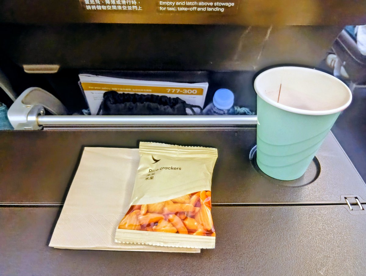 daiukeero's tweet photo. キャセイパシフィック航空 香港ー成田 エコノミークラス 昼食♪
今回もドリンクサービスに続き機内食が配られました。メインはカツレツにしましたがとても大きいカツでした🤣
今回もケーキが付いていましたが、前回のHKG-CGKと同じケーキでした🤣 https://t.co/raKxrcSEeY
