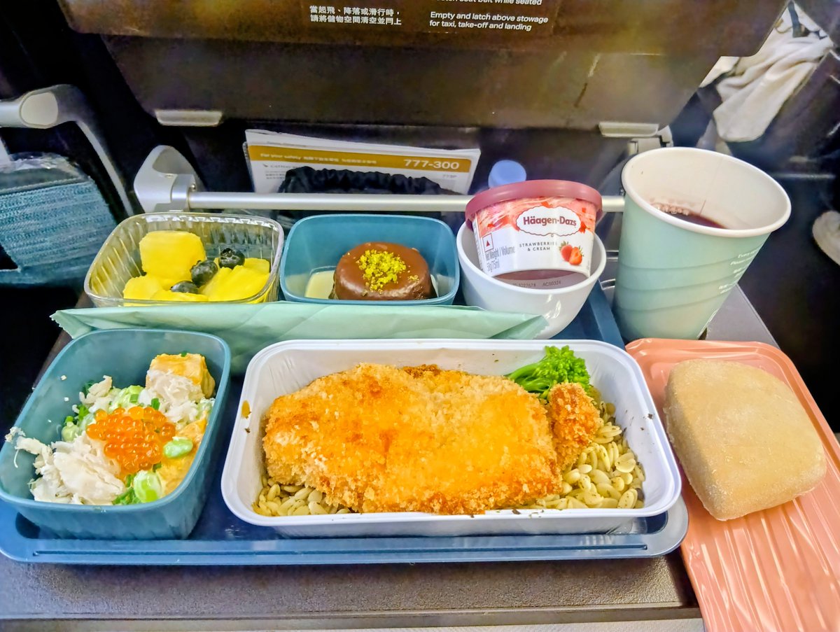 daiukeero's tweet photo. キャセイパシフィック航空 香港ー成田 エコノミークラス 昼食♪
今回もドリンクサービスに続き機内食が配られました。メインはカツレツにしましたがとても大きいカツでした🤣
今回もケーキが付いていましたが、前回のHKG-CGKと同じケーキでした🤣 https://t.co/raKxrcSEeY
