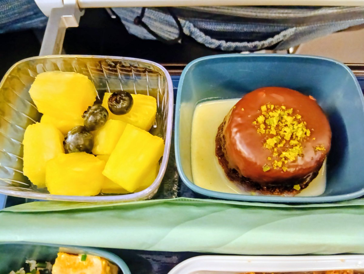 daiukeero's tweet photo. キャセイパシフィック航空 香港ー成田 エコノミークラス 昼食♪
今回もドリンクサービスに続き機内食が配られました。メインはカツレツにしましたがとても大きいカツでした🤣
今回もケーキが付いていましたが、前回のHKG-CGKと同じケーキでした🤣 https://t.co/raKxrcSEeY