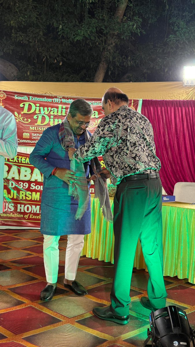 upadhyaysbjp's tweet photo. South Extension-2 Welfare Association की ओर से Community Centre, South Extension-2 में आयोजित दीपावली मिलन समारोह में सम्मिलित होकर सभी के साथ दीपावली की खुशियां साझा कीं।

आपसी प्रेम, सौहार्द और भाईचारे का यह पावन पर्व सभी के जीवन में सुख, समृद्धि और खुशहाली लेकर आए।

कार्यक्रम में कस्तूरबा नगर से विधायक श्री नीरज बसोया जी सहित अन्य गणमान्यजन उपस्थित रहे।

आप सभी को पुनः दीपावली की हार्दिक शुभकामनाएं।

@basoya_neeraj

#DeepawaliMilanSamaroh #SouthExtension2