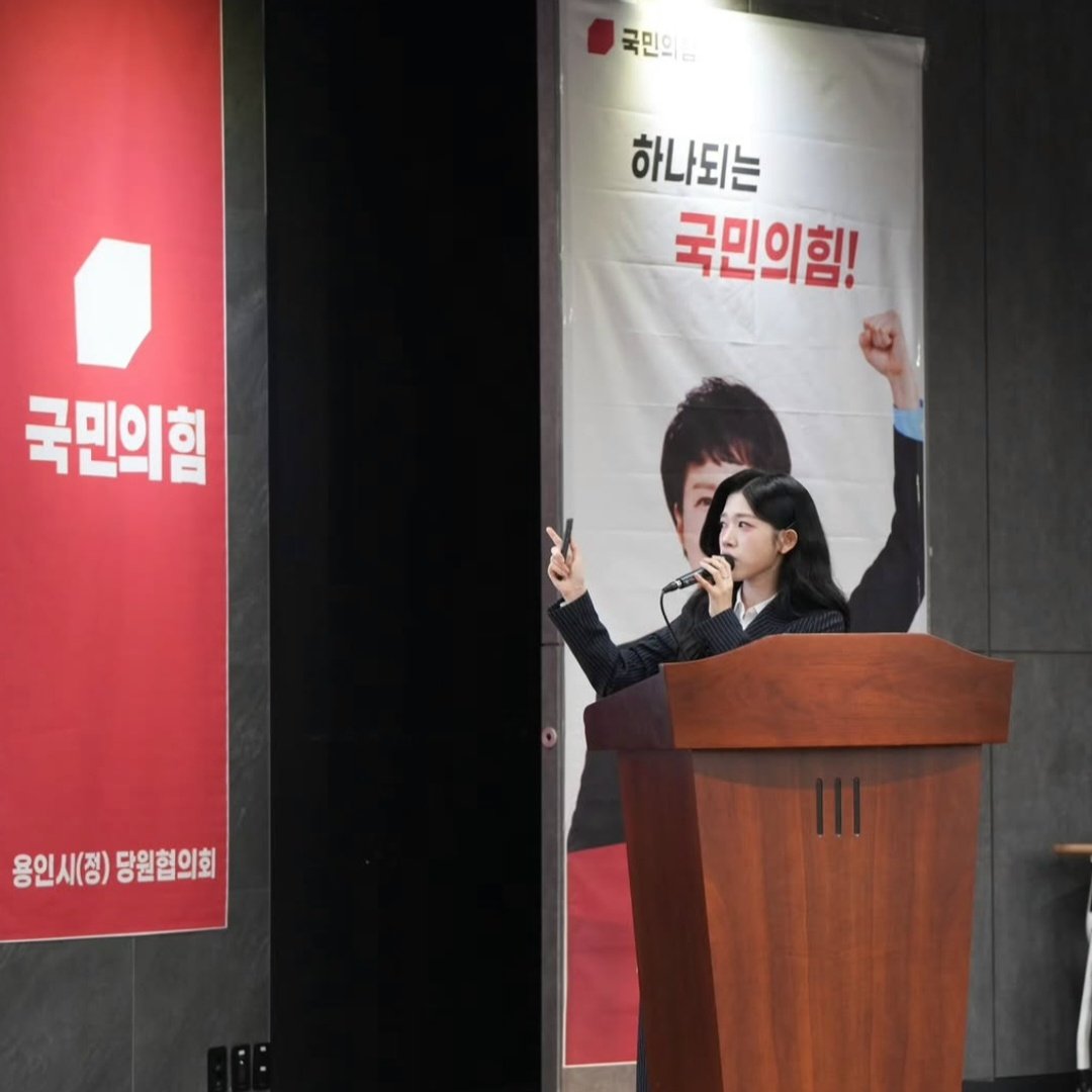 z1withyou's tweet photo. [백지원 특강 @용인정]

김은혜 경기도당 위원장님, 이진숙 의원님과 함께
용인정 당협의 당원 단합대회 특강을 다녀왔습니다.

현재 우리가 직면한 안보 위기 상황의 심각성을 주제로
앞으로 체제 전쟁에 대응해 갈 논리와 방법을 말씀드리고,

지금 대한민국을 점령한 좌익 기득권과 반국가세력의 실체,
북한의 도발과 중공의 간첩 문제에 대해 소상히 알렸습니다.

그리고 최근 개봉한 신작 <콜오브듀티 : 모던워페어4>의 주요 장면,
북한군에 의해 사망한 ‘주권’ 이병 등에 대해서도 설명드렸습니다.

지금 북괴와 중공은 6.25 전쟁을 조롱하며 결속을 강화하고 있고,
이재명 정부는 군 조직을 와해시키며 북괴에 굴종하고 있습니다.

대한민국의 국가 정체성을 흔드는 반국가세력에 대응하기 위해
우리가 반드시 기억해야 할 가장 중요한 가치는 바로 ‘자유’ 입니다

우리 세대에게 닥쳐 올 암흑은 그 어느때보다 짙고 어둡지만,
그럼에도 불구하고 반드시 승리할 방법을 강구하겠습니다.

1년 만에 다시 함께한 이주현 당협위원장님과 용인정 가족 여러분,
찾아주시고 응원해주신 당원 가족 여러분께 감사드립니다.

멸공! 🇰🇷