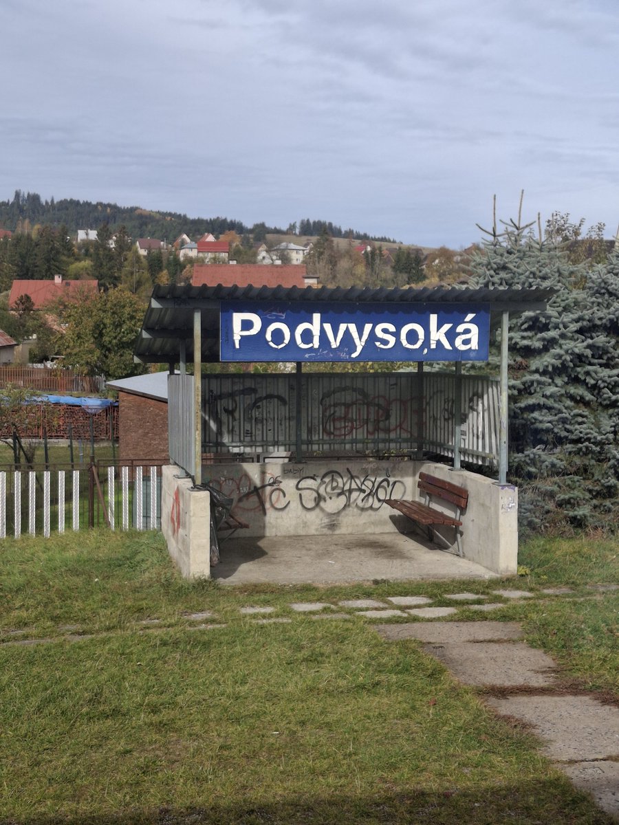 cfeter's tweet photo. 🚉Podvysoká. Co Państwo sądzą o poczekalni? https://t.co/HapHVhDFIu