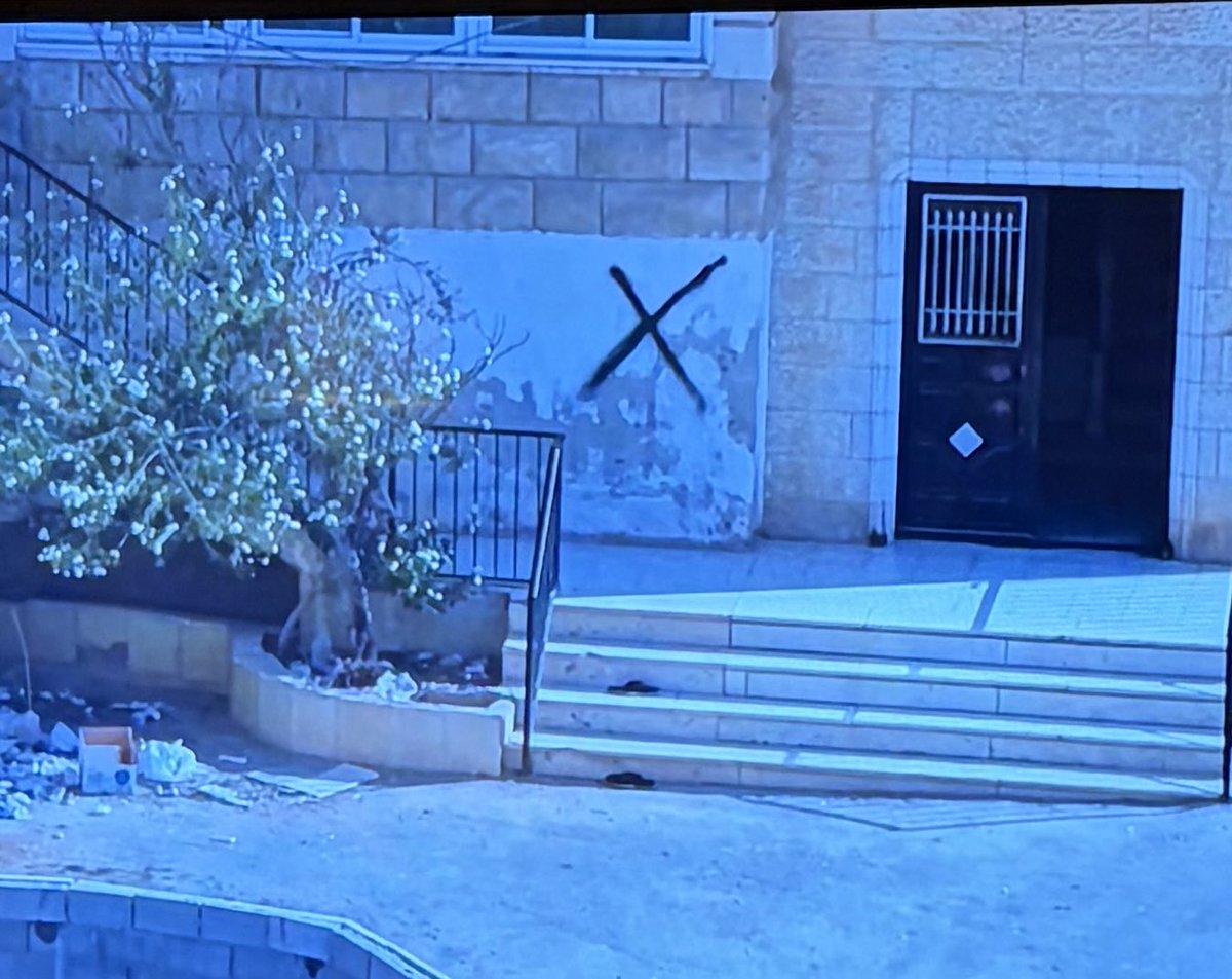 Tweetenti's tweet photo. Jedes Kreuz steht für ein paläst. Zuhause, das demnächst in Hebron abgerissen werden soll. 250 Familien wurden an einem einzigen Tag vertrieben. Darunter Frauen, Kinder, Alte. Der Grundsatz der Verhältnismäßigkeit, der insbesondere im Völkerrecht gilt, wird mit Füßen getreten. https://t.co/z7P1Tm8Vsh