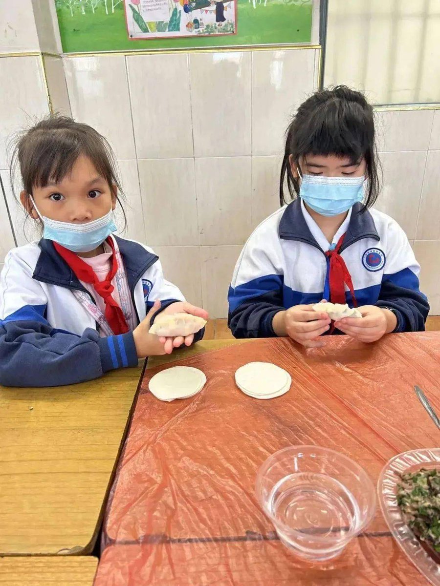 HayashiKazz4858's tweet photo. [課で輪餃子を食べたら、隣の人がクスッと笑った]， https://t.co/FIasB0XEku