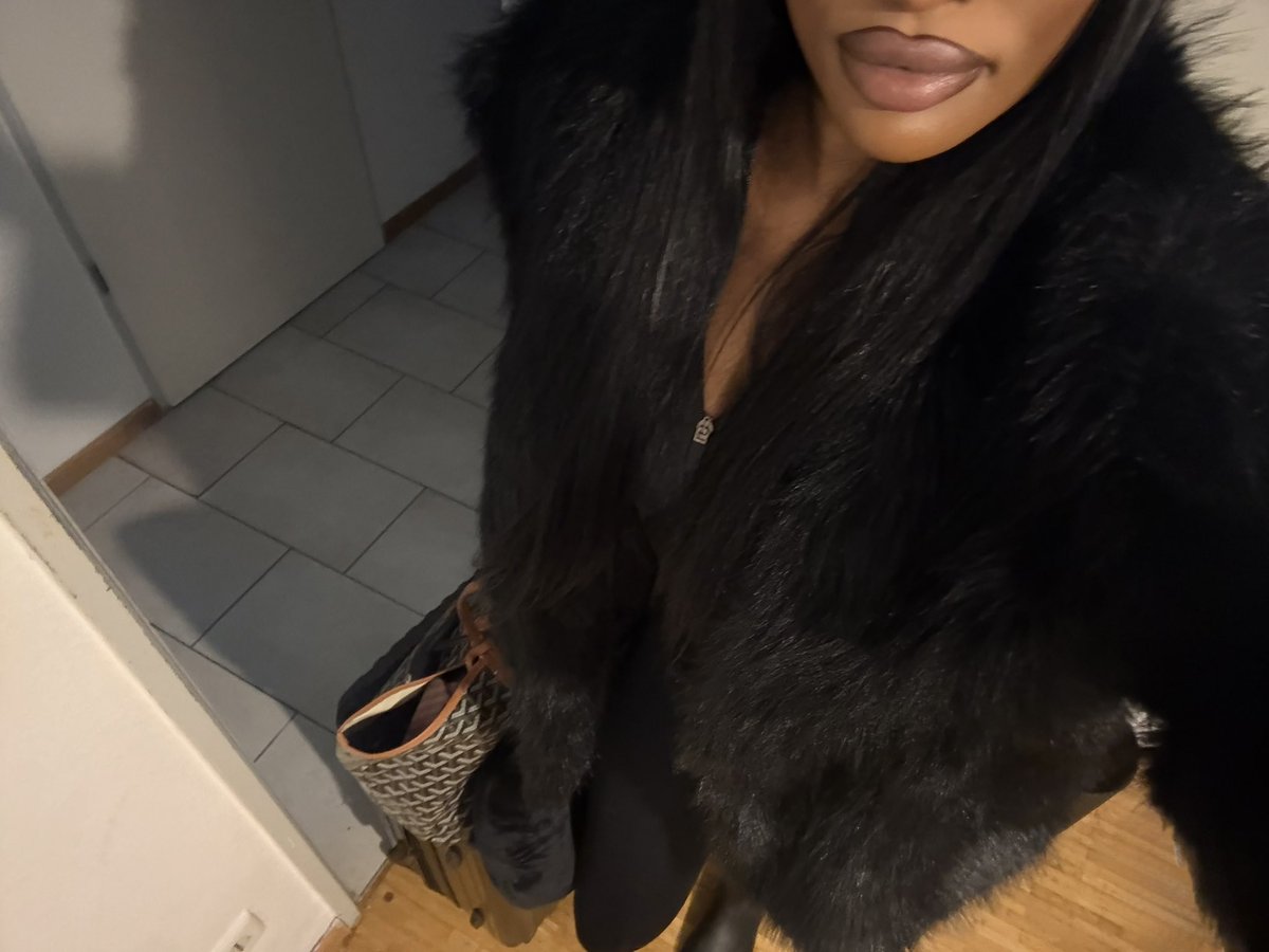Goddessbaddiie's tweet photo. Guten Morgen 
Werde jetzt von meinen Sklaven zum Flughafen gefahren 👸🏾✈️♠️🧎 https://t.co/WgVPhkjhpC