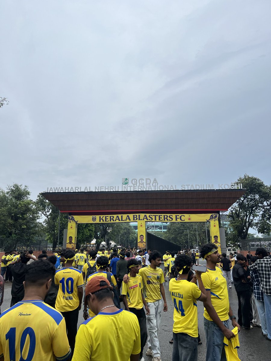 Yellowwmaaan's tweet photo. I am here!!!!!💛
Excited too see Full packed Stadium
#KBFC #indiansuperleague https://t.co/irKqCtDyhj