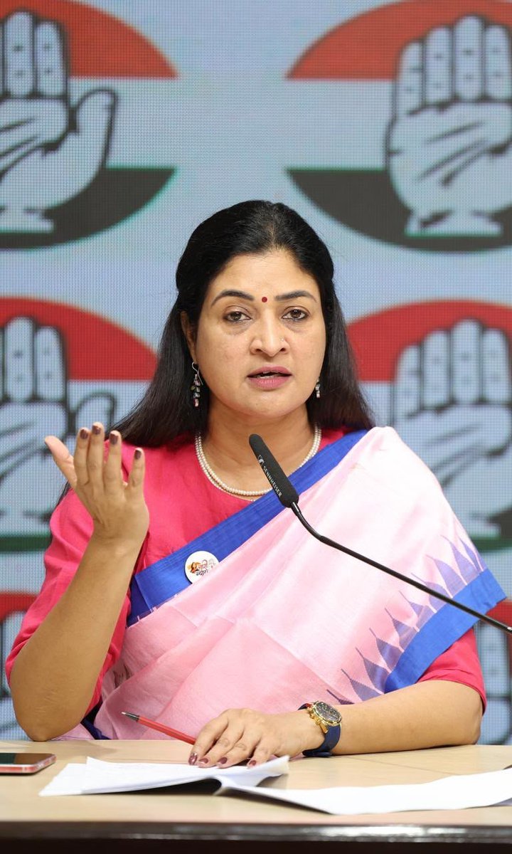 MahilaCongress's tweet photo. आज अखिल भारतीय महिला कांग्रेस की राष्ट्रीय अध्यक्ष @LambaAlka जी एवं कांग्रेस प्रभारी @saptagiriulaka जी ने मणिपुर के ज्वलंत मुद्दे पर प्रेस वार्ता को संबोधित किया।

मणिपुर के राहत शिविरों में रह रही महिलाओं और बच्चों की स्थिति बेहद दयनीय है। 

राज्य में जारी जातीय हिंसा और बिगड़ती कानून-व्यवस्था को लेकर डबल इंजन सरकार की भूमिका पर गंभीर सवाल खड़े होते हैं।

हमारी मांग है कि केंद्रीय गृहमंत्री श्री अमित शाह जी तत्काल मणिपुर का दौरा करें और जमीनी स्तर पर सुरक्षा व्यवस्था का जायजा लें। 

साथ ही, मणिपुर की मौजूदा विधानसभा को तत्काल भंग कर राज्य में शांति, स्थिरता और लोकतांत्रिक व्यवस्था बहाल करने के लिए नए सिरे से चुनाव कराए जाएं।