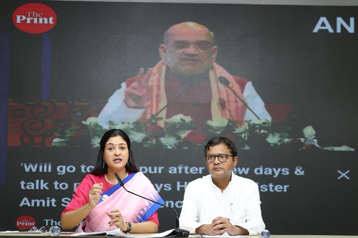 MahilaCongress's tweet photo. आज अखिल भारतीय महिला कांग्रेस की राष्ट्रीय अध्यक्ष @LambaAlka जी एवं कांग्रेस प्रभारी @saptagiriulaka जी ने मणिपुर के ज्वलंत मुद्दे पर प्रेस वार्ता को संबोधित किया।

मणिपुर के राहत शिविरों में रह रही महिलाओं और बच्चों की स्थिति बेहद दयनीय है। 

राज्य में जारी जातीय हिंसा और बिगड़ती कानून-व्यवस्था को लेकर डबल इंजन सरकार की भूमिका पर गंभीर सवाल खड़े होते हैं।

हमारी मांग है कि केंद्रीय गृहमंत्री श्री अमित शाह जी तत्काल मणिपुर का दौरा करें और जमीनी स्तर पर सुरक्षा व्यवस्था का जायजा लें। 

साथ ही, मणिपुर की मौजूदा विधानसभा को तत्काल भंग कर राज्य में शांति, स्थिरता और लोकतांत्रिक व्यवस्था बहाल करने के लिए नए सिरे से चुनाव कराए जाएं।