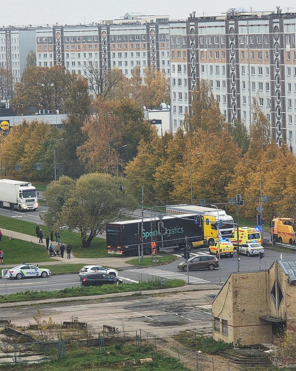 breakinglv's tweet photo. 🇱🇻 Rīgā, Deglava un Ulbrokas ielas krustojumā, šorīt sadūrušās divas kravas automašīnas. Viens no autovadītājiem miris, mediķiem neizdevās glābt viņa dzīvību.
📸 E. Rekunovs, J. Mastjaņica, A. Kovaļovs
#Pļavnieki #Rīga #Latvija
Pēc sākotnējās informācijas, vienam no autovadītājiem, iespējams, pasliktinājies veselības stāvoklis. Negadījuma cēlonis un nāves apstākļi pagaidām nav oficiāli apstiprināti.
