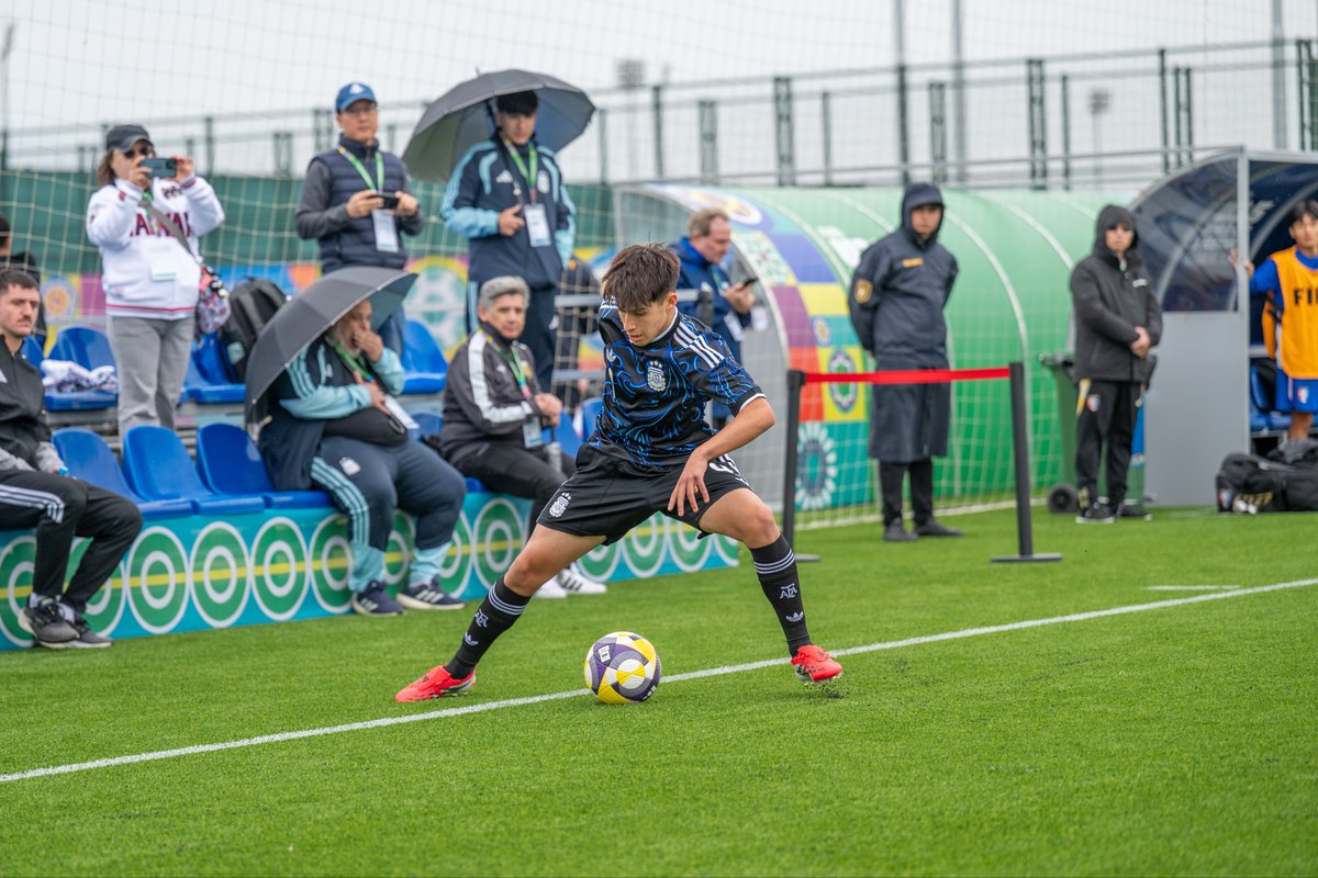 Argentina's tweet photo. 🏆 #U15WC 

⚽️ ¡Final del encuentro! Con un tanto de Ezequiel Garfagnoli, #Argentina 🇦🇷 venció 1-0 a #ChinaTaipéi 🇹🇼 

🗓️ Por la tarde cerrará la doble fecha 🆚 #Omán 🇴🇲. https://t.co/q14Zr5xnQY