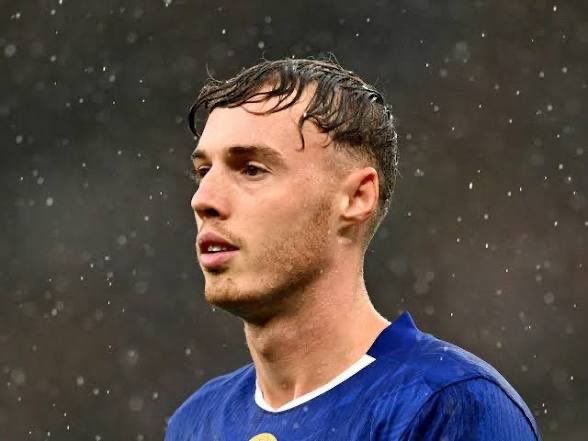 DavidHornystein's tweet photo. 🚨 BREAKING: EXCLUSIVE — Chelsea dressing room incident involving Jordan Henderson and Cole Palmer.

A Chelsea player reveals Henderson and Palmer had to be separated last night after a heated exchange.

Henderson was reportedly furious with Palmer’s petulance. As Henderson shouted at him, Palmer allegedly sniggered and replied: “Old man.”

Henderson then marched over to Palmer, pulled up his fringe and fired back: “At least I have a decent hairline

#cfc