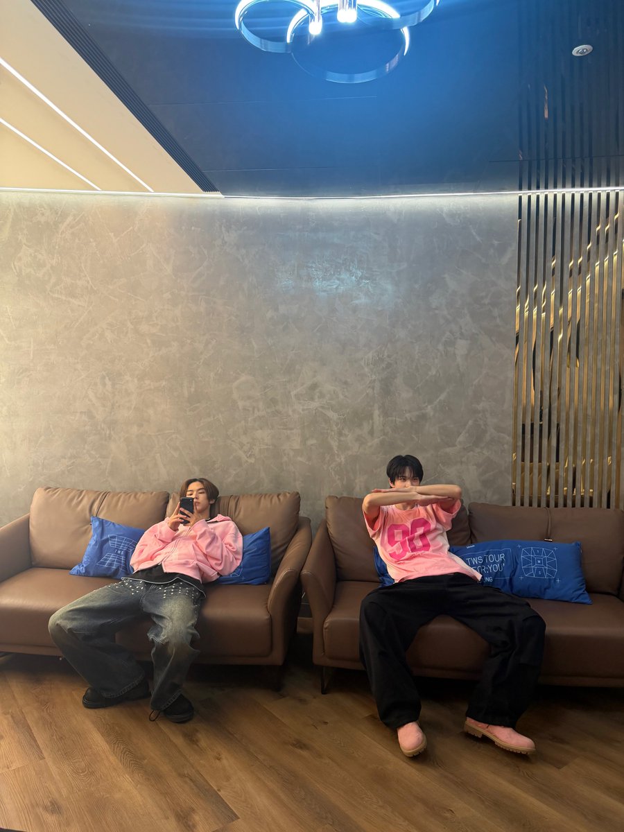 TWSLATION_'s tweet photo. @TWS_PLEDIS (2/2)

#DOHOON #도훈 #TWS #투어스 @TWS_PLEDIS https://t.co/A0IRxoRZDo
