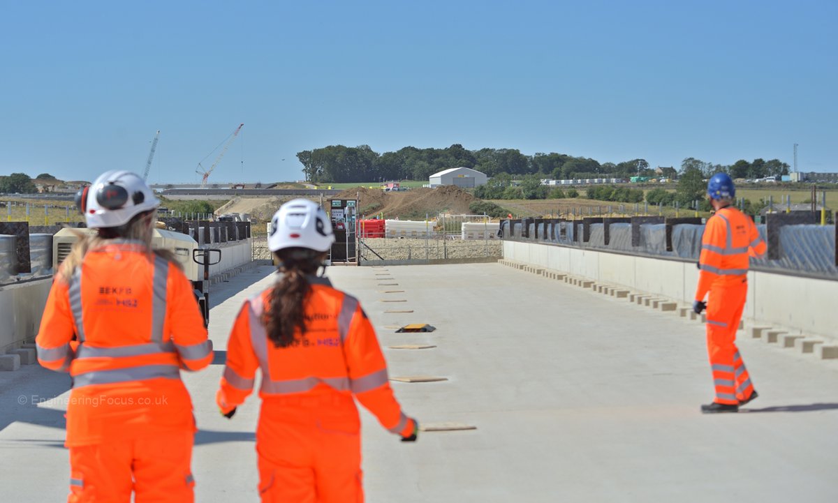 EngFocus's tweet photo. 🚧 Latest Video 🚧  HS2; significant progress over summer, despite the challenges. Focusing on a 3.5km long section in Northamptonshire. Link 👇
#HS2 #Brackley https://t.co/352O1CgzoB
