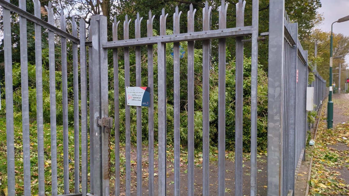 Spotter65's tweet photo. ⛔️No access to cycle path from Lancaster Railway Station⛔️  . Tree down⚠️ https://t.co/xD6uWJ63MU