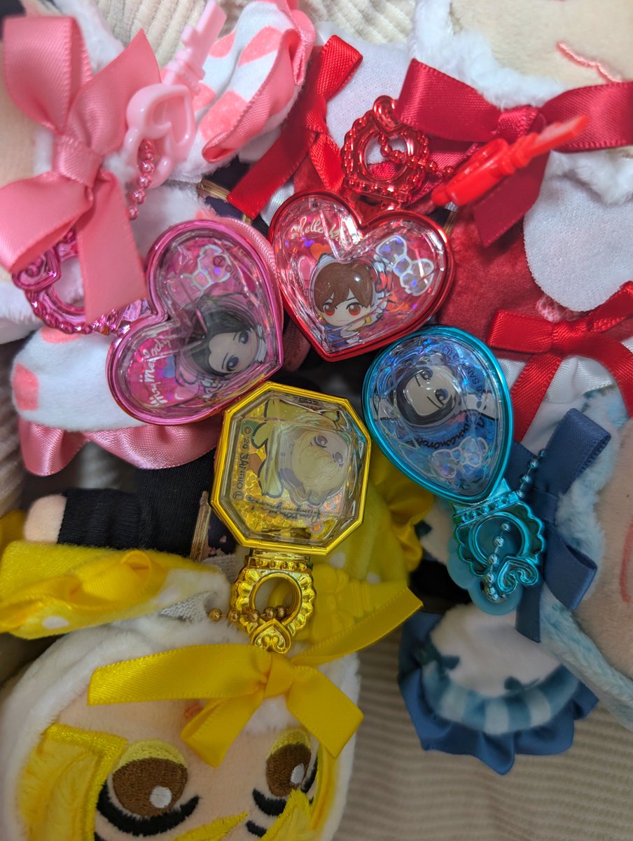mio_mio_dak's tweet photo. えびぬいに付けてたダイソーのサンリオキーホルダーにぷくぷくぷシール入れた！
台紙ごと切手入れたから転がる https://t.co/vYWllYuFsb