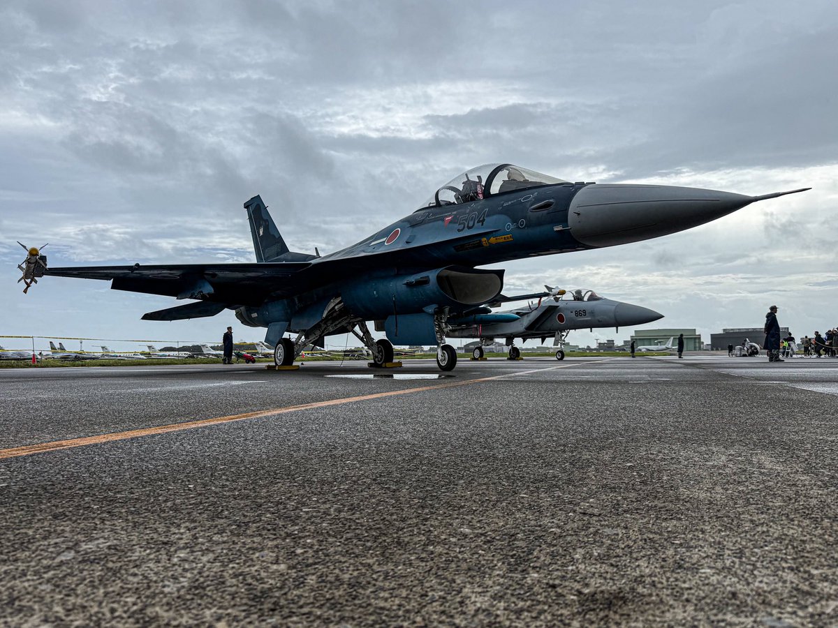 B74n9hbOzXunYH9's tweet photo. iPhoneで撮るローアングルのF-15とF-2
雲がいい感じの演出になってる😁

#航空自衛隊 #浜松基地 #エアフェスタ浜松2026 https://t.co/2GEgBhf00d