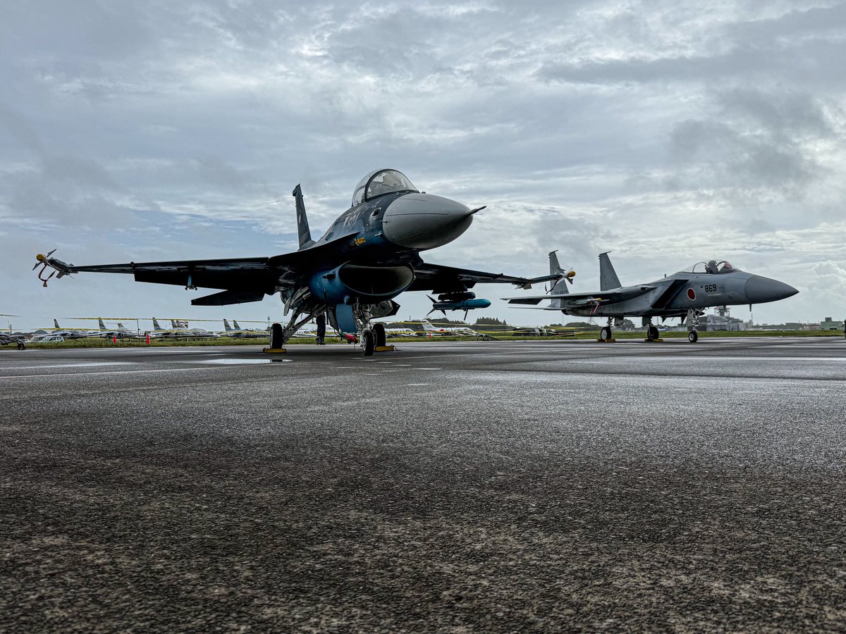 B74n9hbOzXunYH9's tweet photo. iPhoneで撮るローアングルのF-15とF-2
雲がいい感じの演出になってる😁

#航空自衛隊 #浜松基地 #エアフェスタ浜松2026 https://t.co/2GEgBhf00d