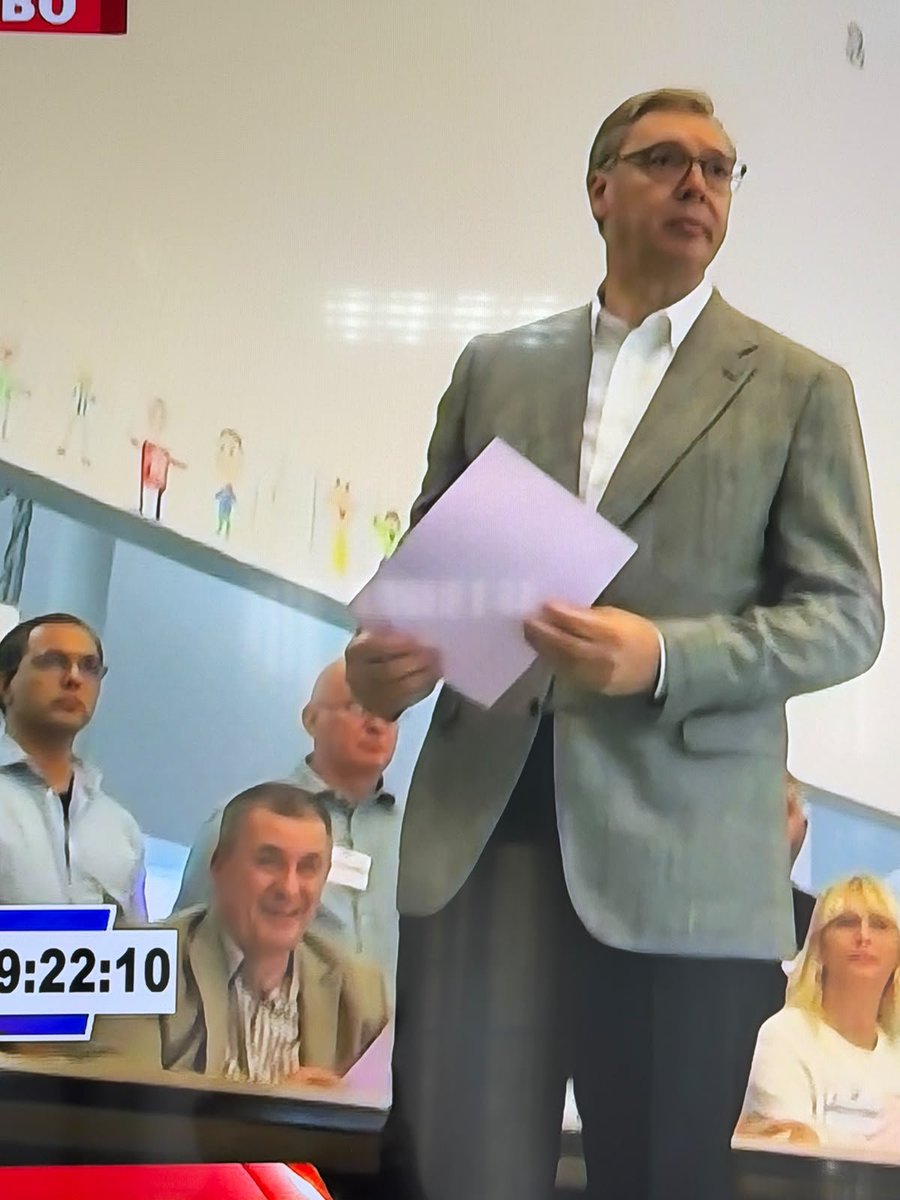 Ovde_Luka's tweet photo. Član biračkog odbora sa studentske liste nije mogao da sakrije radost što na njegovom biračkom mestu glasa budući premijer Srbije! 🇷🇸 https://t.co/98sVCviXoC