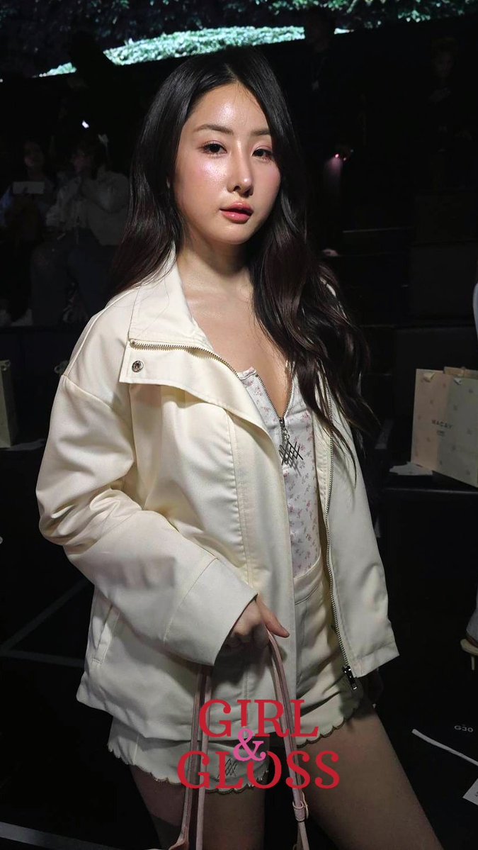 girlngloss's tweet photo. สาวสวยมาแล้ว โยโกะ-อภัสราในงาน ELLE FASHION WEEK 2026 ร่วมชมโชว์ WACAY ✨️

#WACAYxYOKOxEFW26
#WACAY #WacayGarden
#WACAYxEFW26
#ElleFashionWeek2026 https://t.co/mCYbqyiDO7