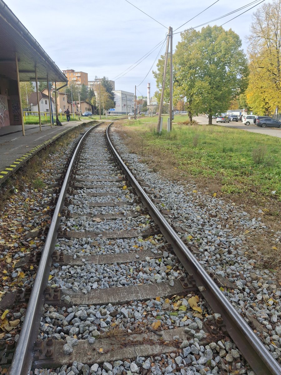 cfeter's tweet photo. 🚉Čadca zastávka. Poczekalnia straszy. https://t.co/tn2nXuCm86