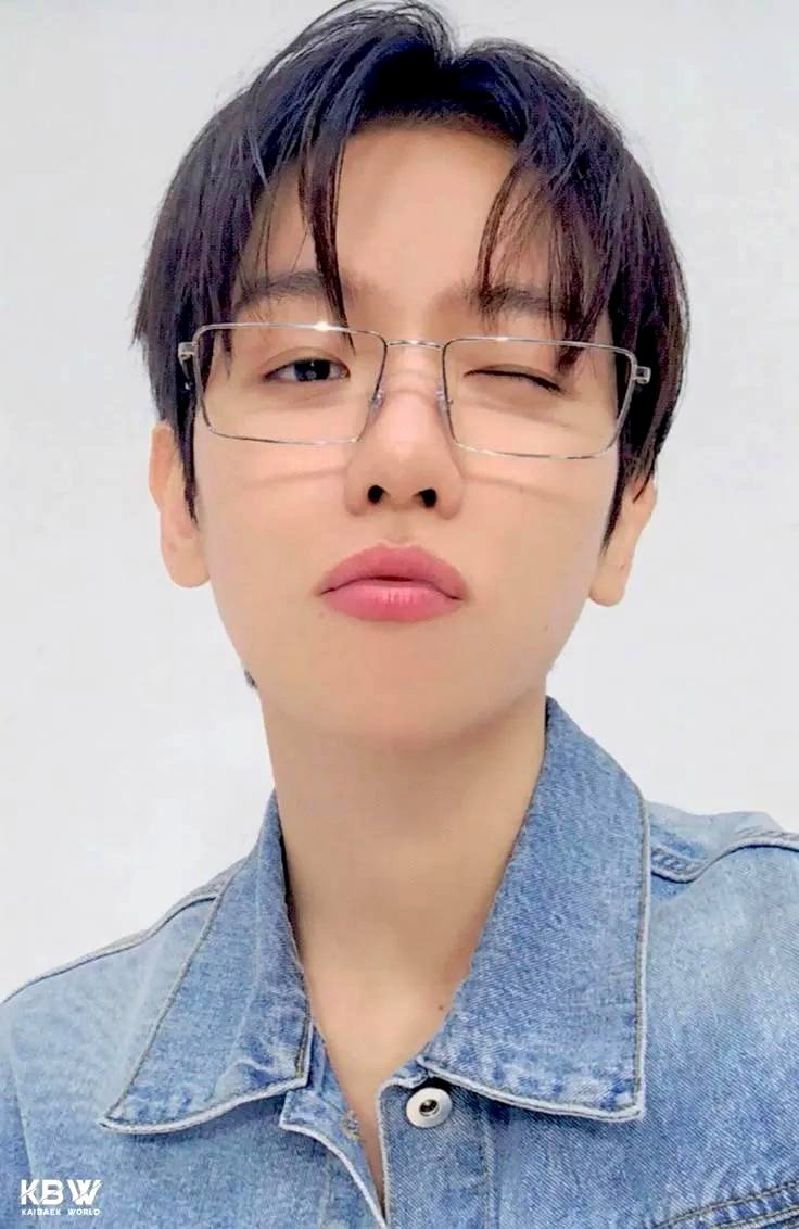 kyoongiexoxo's tweet photo. prettyyy in denim and specs https://t.co/BbJ9LhJAUH