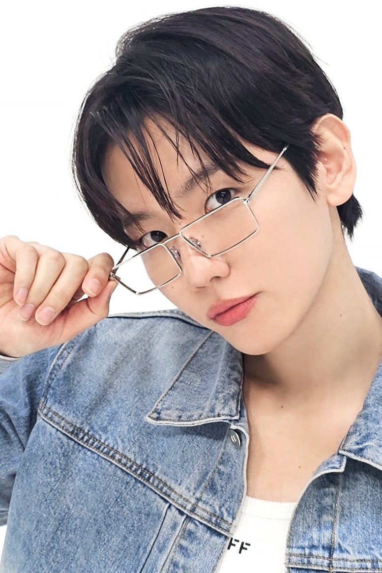 kyoongiexoxo's tweet photo. prettyyy in denim and specs https://t.co/BbJ9LhJAUH