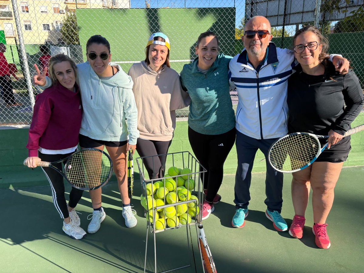 FedExtTenis's tweet photo. @AyunMontijo es hoy el epicentro del tenis femenino en Extremadura con el “Día de la Mujer Tenista Extremeña”, un día lleno de actividades para su desarrollo desde todos los puntos de vista …hemos comenzado con las actividades en pista @jovendeportext @fjyd_extremadura https://t.co/axvLzFDoWF