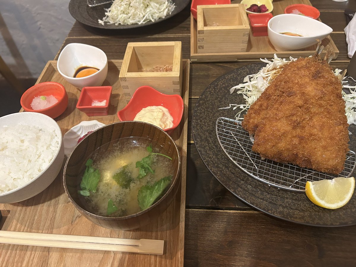 yuuto5047's tweet photo. 月曜の昼���迷わずがっつり定食頼んでエネルギーチャージ完了🍚🥢
美味しいもの食べたし、午後からもゆるっと乗り切ろ〜💪😋 https://t.co/ewKtXWc8qr