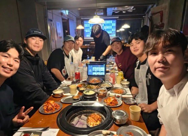 bluluvdie's tweet photo. 이게 대체 무슨조합임?
ㅈㄴ기아타이거즈선수들중 밥먹을 7명 랜덤뽑기한것같아 https://t.co/2CVi5TSyEc