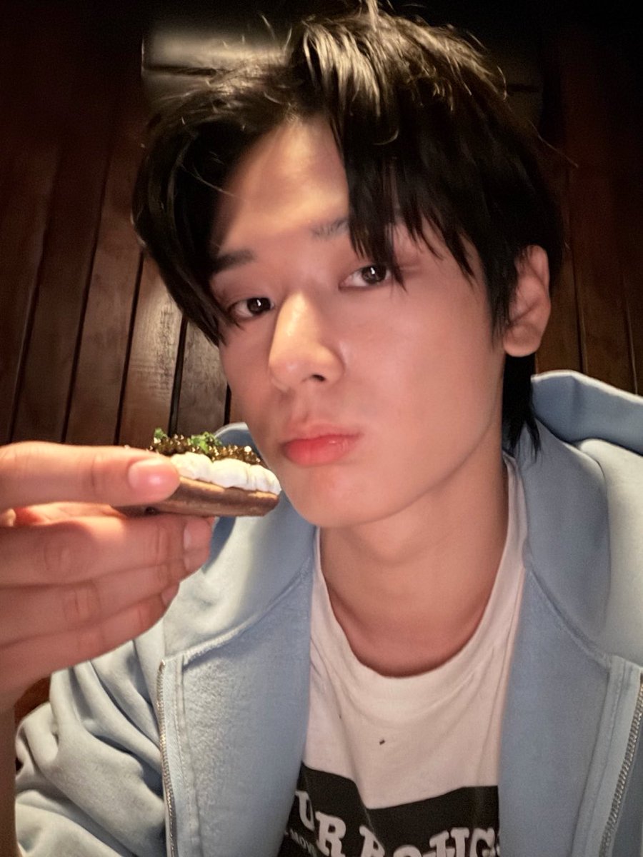 jjyeonized's tweet photo. He is about to eat that caviar but can I nomnom him first 🫠 https://t.co/MBDhGcEaOT